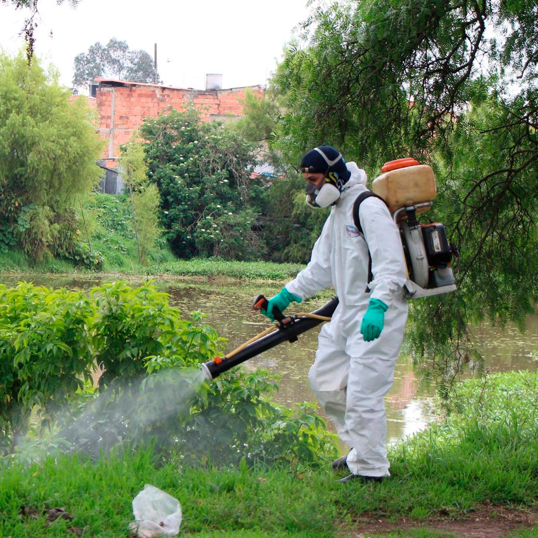 Equipo de Sanidad Ambiental en servicio de control de plagas